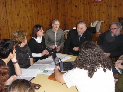 Podczas spotkania z nauczycielami, wójt gminy Bogusław Darsznik mówił o realizacji projektu w poszczególnych placówkach.