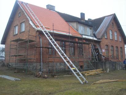Wymiana pokrycia dachu na budynku starej szkoły w Szymbarku