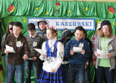 Uczniowie w Szymbarku  powitali wiosnę po Kaszubsku